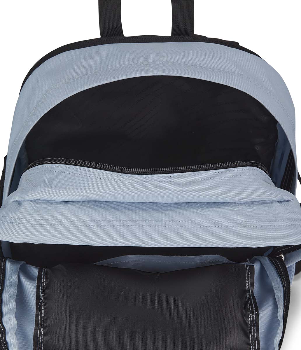 JS0A4QUL_7G7_interior